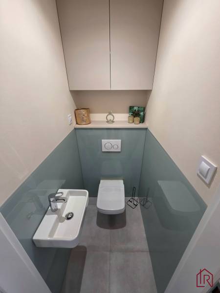 REZERVOVANÉ - 3i, OV, 71m2 + loggia, Lomonosovova, dizajnový, zariaden - Útulná kúpeľňa s nástenným WC a úložnými priestormi v 3-izbovom byte.