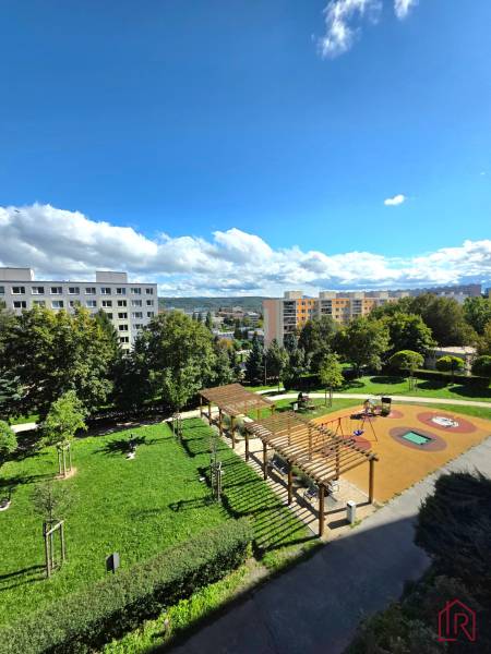 REZERVOVANÉ - 3i, OV, 71m2 + loggia, Lomonosovova, dizajnový, zariaden - Detské ihrisko na Lomonosovej v Košiciach, mestská časť Juh, obklopené zeleňou a stromami.