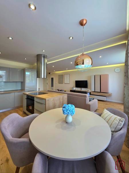 REZERVOVANÉ - 3i, OV, 71m2 + loggia, Lomonosovova, dizajnový, zariaden - Jedálenský stôl so stoličkami v 3-izbovom byte s podlahou s dreveným dekorom.