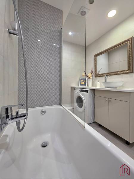 REZERVOVANÉ - 3i, OV, 71m2 + loggia, Lomonosovova, dizajnový, zariaden - Kúpeľňa so sprchou, práčkou, zrkadlom a umývadlom v 3-izbovom byte.