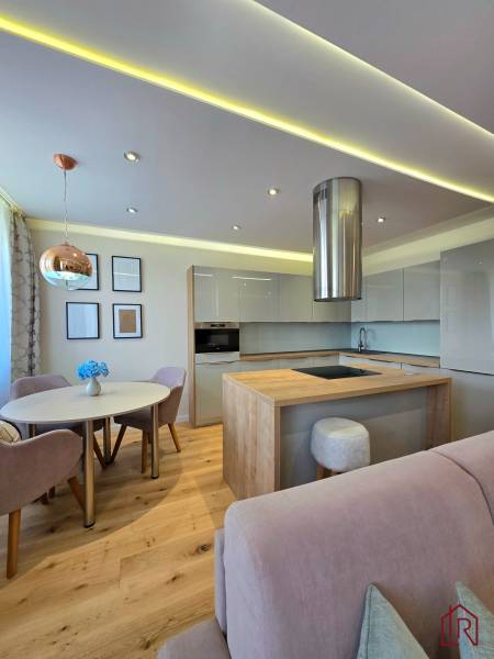 REZERVOVANÉ - 3i, OV, 71m2 + loggia, Lomonosovova, dizajnový, zariaden - Kuchyňa v 3-izbovom byte s ostrovčekom, podlaha s dreveným dekorom, štýlové osvetlenie.