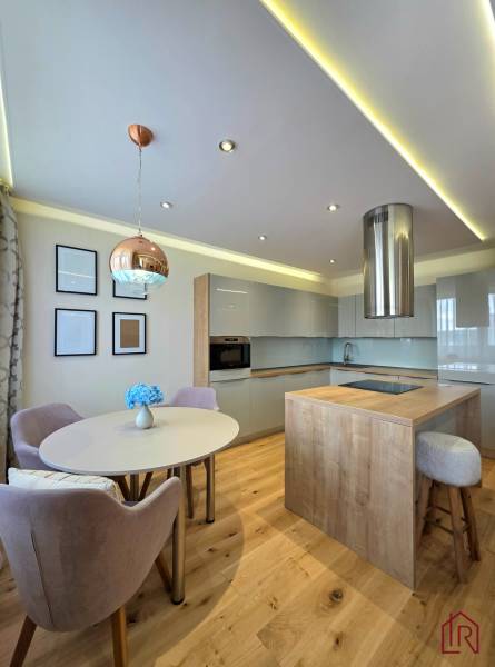 REZERVOVANÉ - 3i, OV, 71m2 + loggia, Lomonosovova, dizajnový, zariaden - Kuchyňa s jedálenským stolom a ostrovčekom, podlaha s dreveným dekorom, 3-izbový byt.