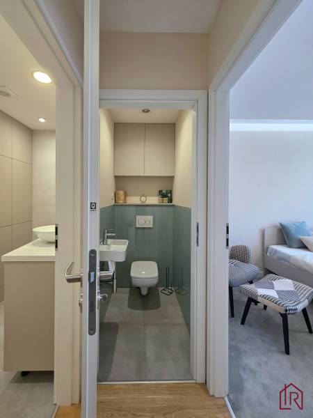 REZERVOVANÉ - 3i, OV, 71m2 + loggia, Lomonosovova, dizajnový, zariaden - Kúpeľňa a toaleta v 3-izbovom byte s podlahou s dreveným dekorom.