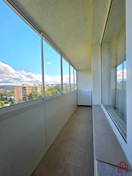 REZERVOVANÉ - 3i, OV, 71m2 + loggia, Lomonosovova, dizajnový, zariaden - Zasklený balkón 3-izbového bytu na Lomonosovej ulici, Košice - mestská časť Juh.