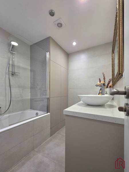 REZERVOVANÉ - 3i, OV, 71m2 + loggia, Lomonosovova, dizajnový, zariaden - Kúpeľňa v 3-izbovom byte s vaňou, umývadlom a zrkadlom, obložená svetlými dlaždicami.