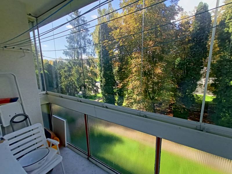 Veľký 2 izbový byt na Severe na predaj - Balkón v 2-izbovom byte s výhľadom na stromy v obci Martin, Severná.