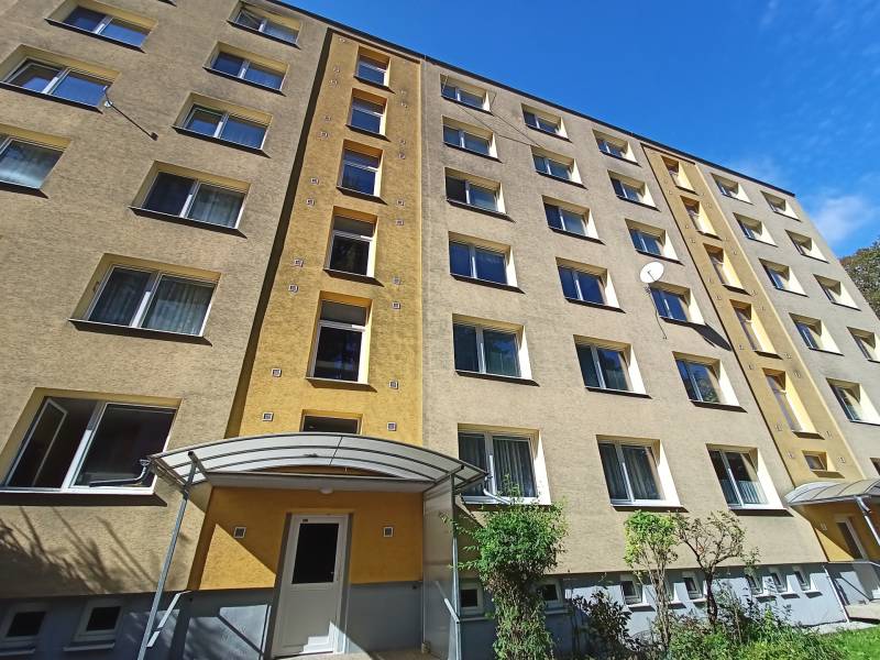 Veľký 2 izbový byt na Severe na predaj - Bytový dom na Severnej ulici v Martine s viacerými poschodiami a vstupným prístreškom.