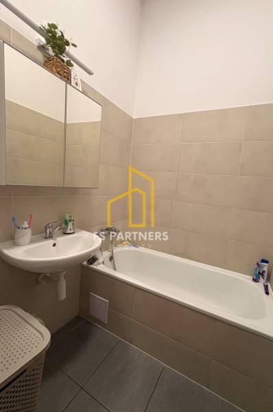 Prenájom moderného 2-izbového bytu v centre Komárna, 40 m² – Petőfiho  - Kúpeľňa s vaňou a umývadlom, súčasť 2-izbového bytu.