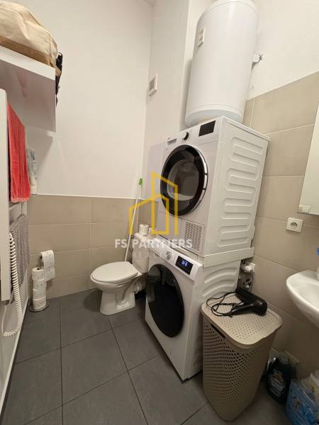 Prenájom moderného 2-izbového bytu v centre Komárna, 40 m² – Petőfiho  - Kúpeľňa v 2-izbovom byte s práčkou, sušičkou, toaletou a umývadlom.