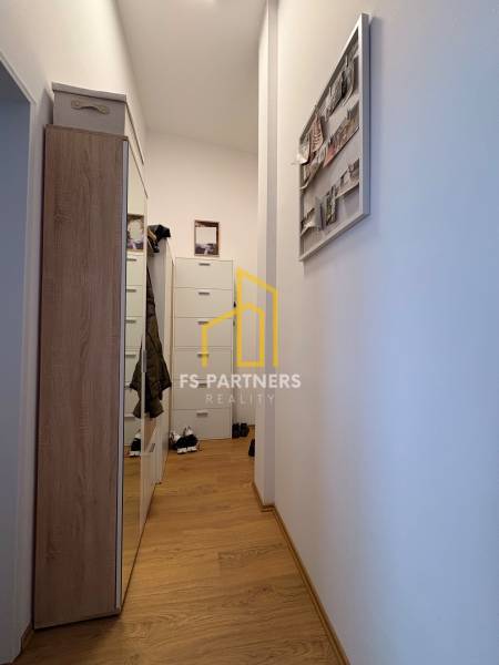 Prenájom moderného 2-izbového bytu v centre Komárna, 40 m² – Petőfiho  - Úzka chodba v 2-izbovom byte s podlahou s dreveným dekorom a šatníkom.