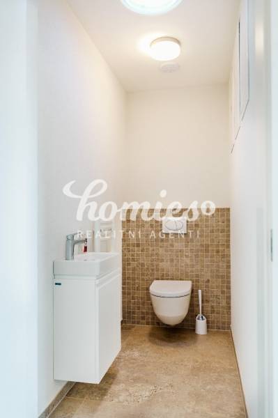 PREDAJ  kompletne prerobený 3 izbový rodinný dom, Nitra - centrum - Toaleta s umývadlom, stenami vo svetlých farbách a dlažbou v rodinnom dome.