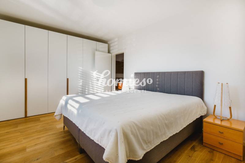 PREDAJ  kompletne prerobený 3 izbový rodinný dom, Nitra - centrum - Spálňa s veľkou posteľou, šatníkovou skriňou a podlahou s dreveným dekorom v rodinnom dome.