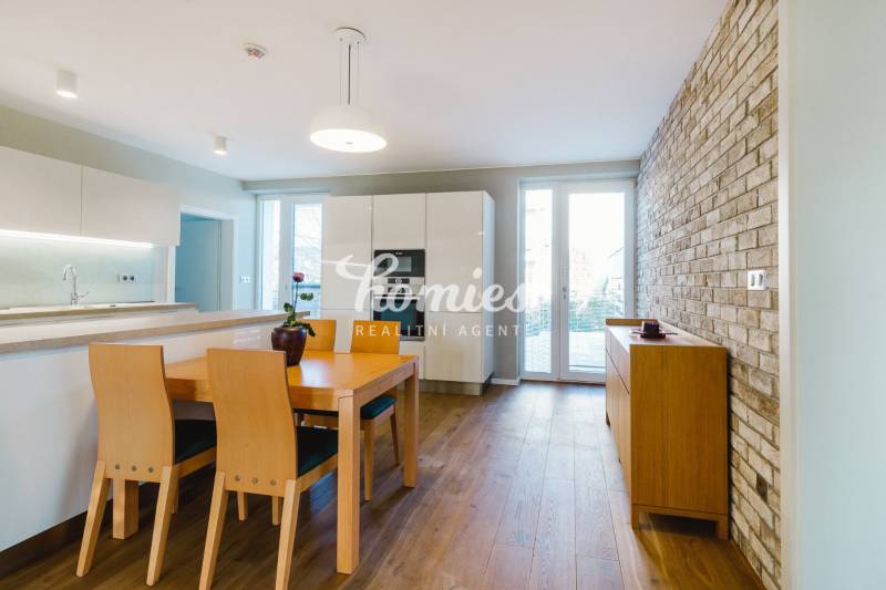 PREDAJ  kompletne prerobený 3 izbový rodinný dom, Nitra - centrum - Kuchyňa v rodinnom dome s tehlovou stenou a podlahou s dreveným dekorom.