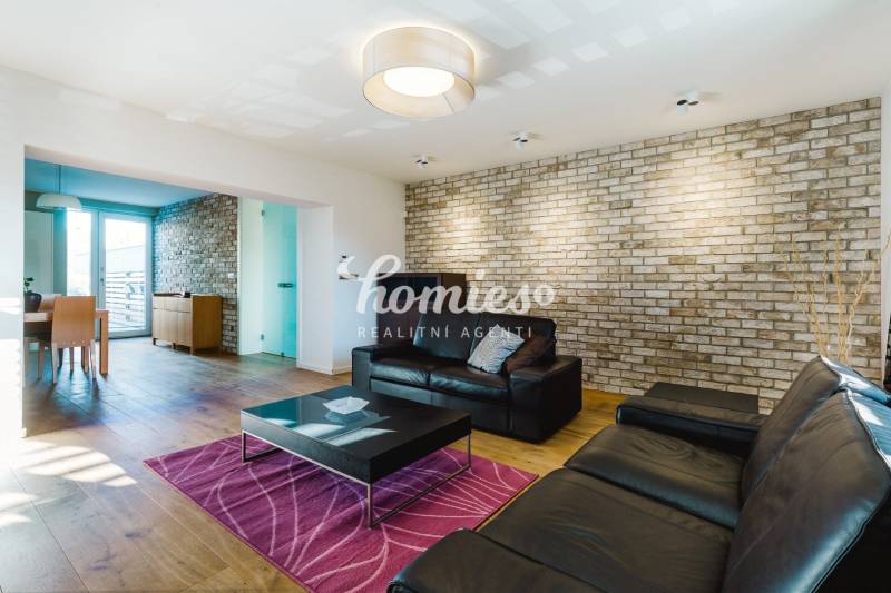 PREDAJ  kompletne prerobený 3 izbový rodinný dom, Nitra - centrum - Obývacia izba v rodinnom dome s tehlovou stenou a podlahou s dreveným dekorom.