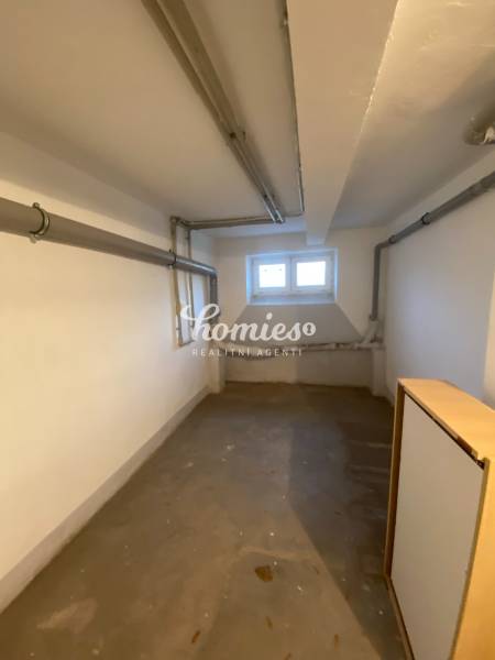 PREDAJ  kompletne prerobený 3 izbový rodinný dom, Nitra - centrum - Nitra: Rodinný dom, pivnica s malými oknami a potrubiami pozdĺž stien.