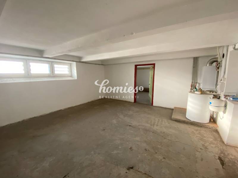 PREDAJ  kompletne prerobený 3 izbový rodinný dom, Nitra - centrum - Prázdna miestnosť v rodinnom dome s oknami a kotlom.