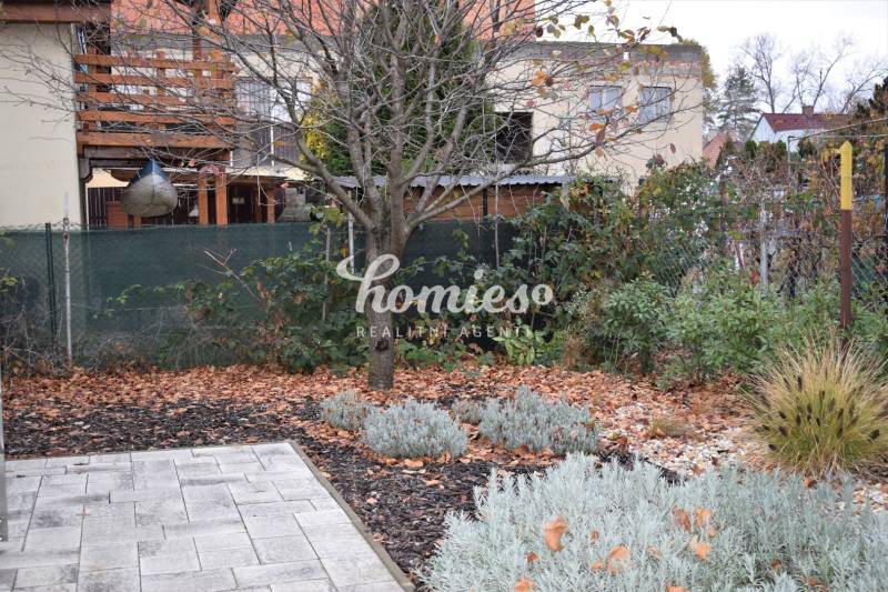 PREDAJ  kompletne prerobený 3 izbový rodinný dom, Nitra - centrum - Záhrada pri rodinnom dome v Nitre, so stromami, trvalkami a dláždenou plochou.