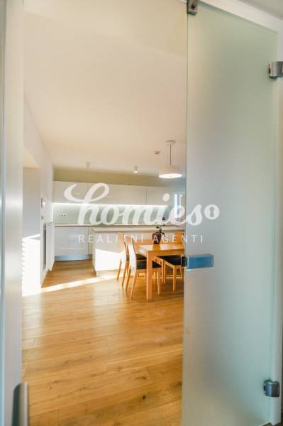 PREDAJ  kompletne prerobený 3 izbový rodinný dom, Nitra - centrum - Kuchyňa v rodinnom dome s podlahou s dreveným dekorom a jedálenským stolom.