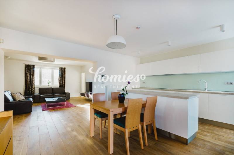 PREDAJ  kompletne prerobený 3 izbový rodinný dom, Nitra - centrum - Kuchyňa a obývačka v rodinnom dome s podlahou s dreveným dekorom a svetlým nábytkom.