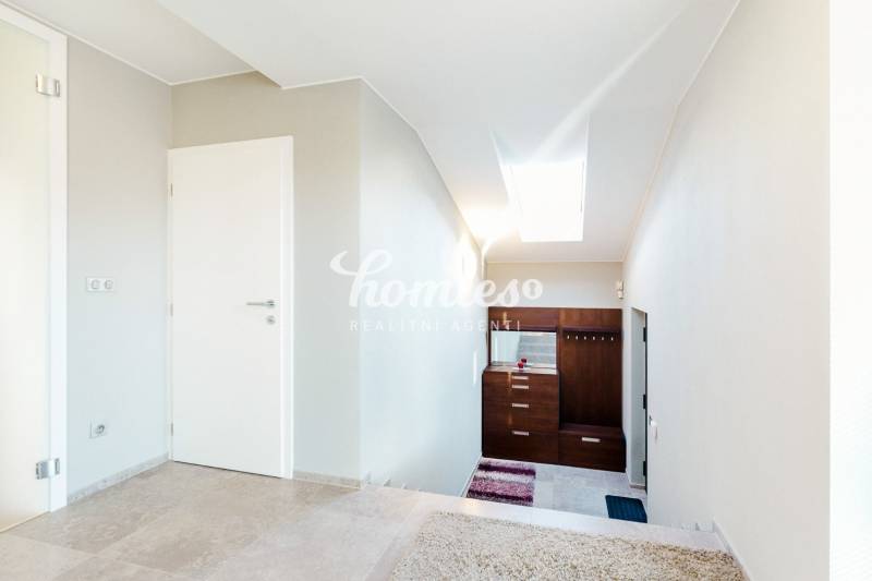 PREDAJ  kompletne prerobený 3 izbový rodinný dom, Nitra - centrum - Interiér rodinného domu s dlažbou a bielymi stenami, schodisko a svetlík.