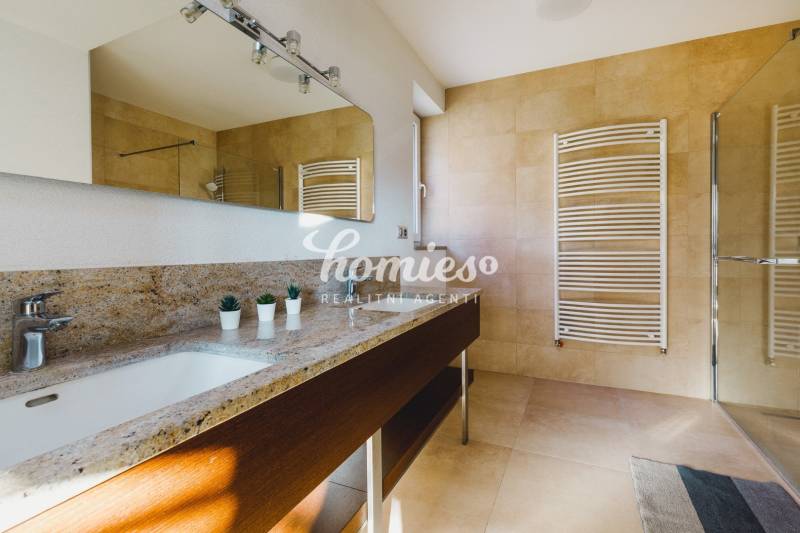 PREDAJ  kompletne prerobený 3 izbový rodinný dom, Nitra - centrum - Kúpeľňa v rodinnom dome s kamenným umývadlom, zrkadlom a veľkým oknom.