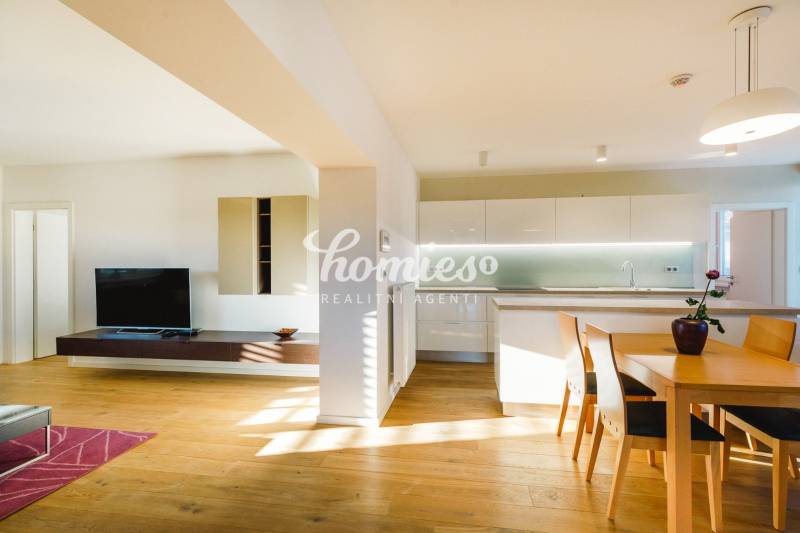 PREDAJ  kompletne prerobený 3 izbový rodinný dom, Nitra - centrum - Rodinný dom s otvorenou kuchyňou, dreveným dekorom podlahy a jedálenským stolom.