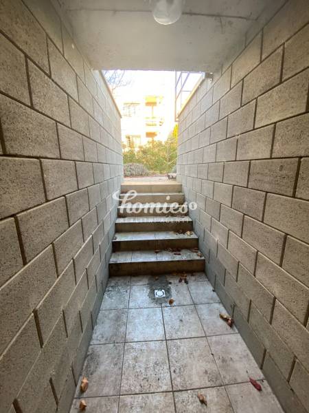 PREDAJ  kompletne prerobený 3 izbový rodinný dom, Nitra - centrum - Pivničný vchod v rodinnom dome v Nitre s kamennými stenami a schodmi.