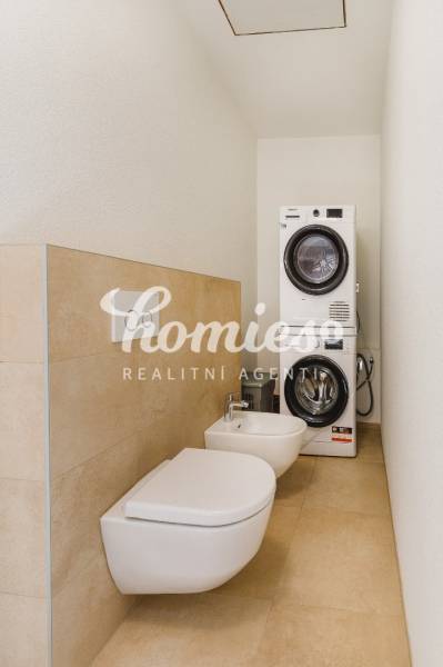 PREDAJ  kompletne prerobený 3 izbový rodinný dom, Nitra - centrum - Kúpeľňa v rodinnom dome s práčkou, sušičkou, bidetom a toaletou.