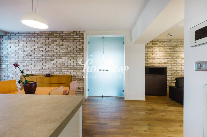 PREDAJ  kompletne prerobený 3 izbový rodinný dom, Nitra - centrum - Jedáleň rodinného domu s tehlovou stenou a podlahou s dreveným dekorom.