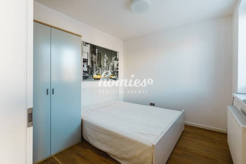 PREDAJ  kompletne prerobený 3 izbový rodinný dom, Nitra - centrum - Spálňa v rodinnom dome s jednoduchou posteľou, skriňou a podlahou s dreveným dekorom.