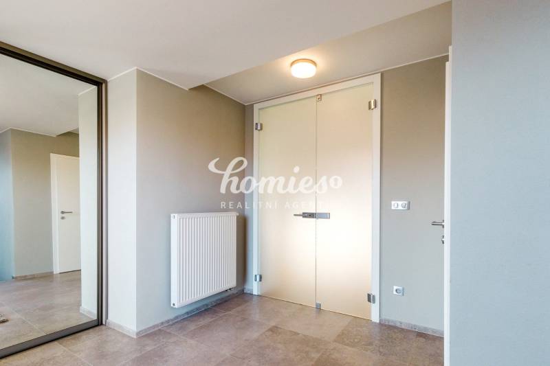 PREDAJ  kompletne prerobený 3 izbový rodinný dom, Nitra - centrum - Vstupná hala v rodinnom dome s minimalistickým dizajnom, zrkadlom a svetlými stenami.