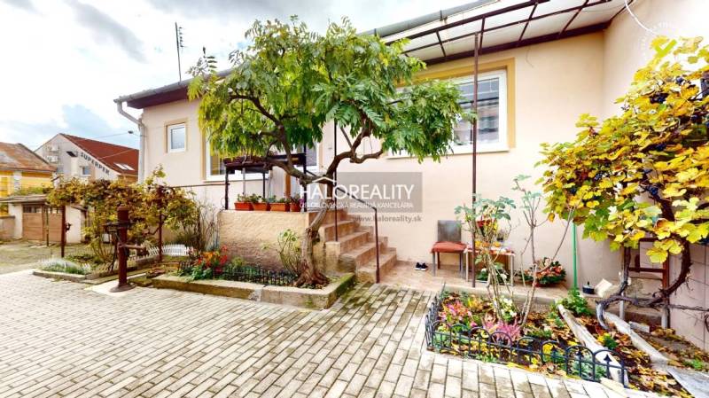 Predaj, rodinný dom Lučenec, centrum - EXKLUZÍVNE HA... - Rodinný dom v Lučenci s upraveným dvorom, kvetinovou záhradou a tehlovou dlažbou.