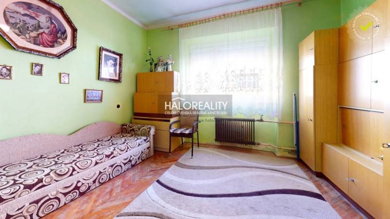 Predaj, rodinný dom Lučenec, centrum - EXKLUZÍVNE HA... - Obývacia izba rodinného domu s farebnou stenou, nábytkom a podlahou s dreveným dekorom.