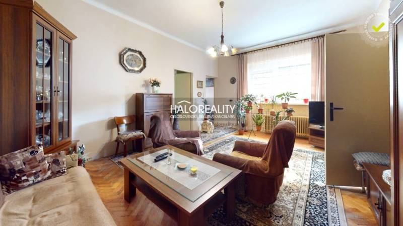 Predaj, rodinný dom Lučenec, centrum - EXKLUZÍVNE HA... - Obývačka s rustikálnym nábytkom, kvetmi a podlahou s dreveným dekorom v rodinnom dome.