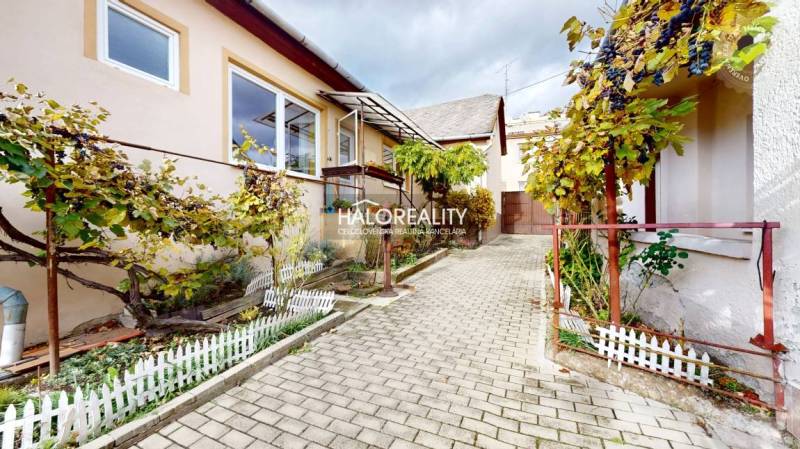 Predaj, rodinný dom Lučenec, centrum - EXKLUZÍVNE HA... - V Lučenci rodinný dom s terasou, záhradkou a vínnou révou na dláždenej cestíčke.