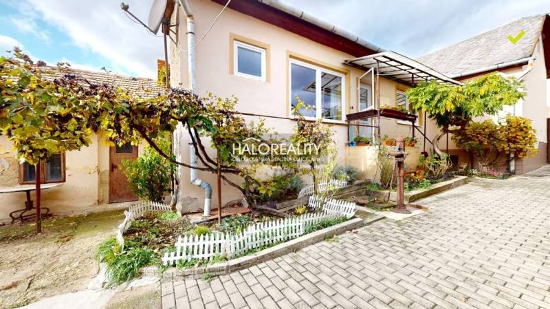 Predaj, rodinný dom Lučenec, centrum - EXKLUZÍVNE HA... - Rodinný dom v Lučenci s predzáhradkou, viničom a dlažbou na dvor.