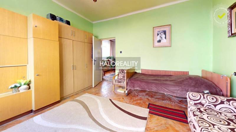 Predaj, rodinný dom Lučenec, centrum - EXKLUZÍVNE HA... - Izba v rodinnom dome s podlahou s dreveným dekorom, zelené steny, nábytok, obrázky.