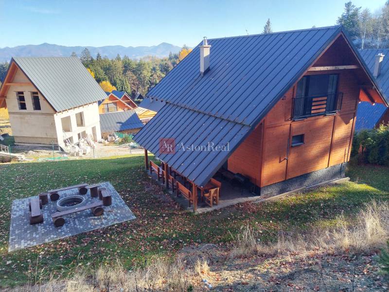 NOVOSTAVBA: 6-izbová CHATA, VL pozemok 484 m2 v Martine  - Chata v Martine na Stráňach obklopená prírodou s výhľadom na hory a ohnisko.