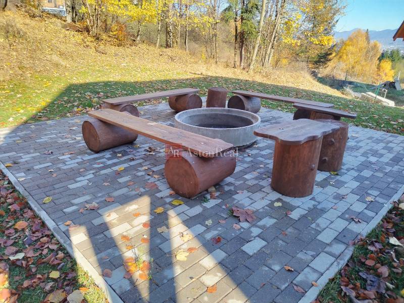 NOVOSTAVBA: 6-izbová CHATA, VL pozemok 484 m2 v Martine  - V Martine na Stráňach kúsok od chaty nájdeš vonkajšie ohnisko s drevenými lavičkami.