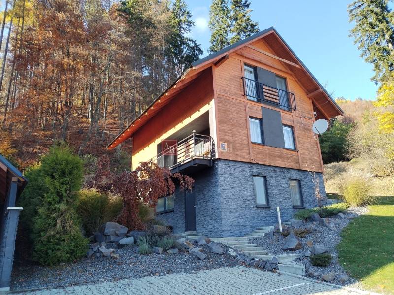 NOVOSTAVBA: 6-izbová CHATA, VL pozemok 484 m2 v Martine  - Chata v Stráňach v Martine obklopená jesenným lesom, s upraveným vonkajším prostredím.