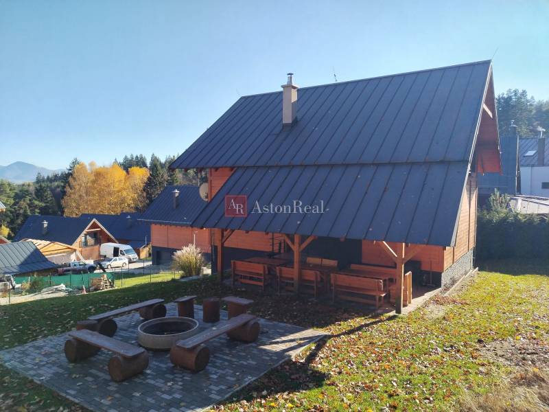 NOVOSTAVBA: 6-izbová CHATA, VL pozemok 484 m2 v Martine  - Chata na ulici Stráne v Martine s posedením a ohniskom obklopená prírodou.