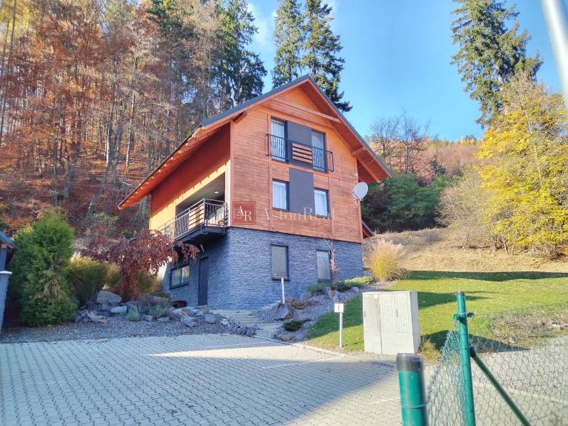 NOVOSTAVBA: 6-izbová CHATA, VL pozemok 484 m2 v Martine  - Chata na Stráňach v Martine obklopená jesenným lesom a upraveným trávnikom.