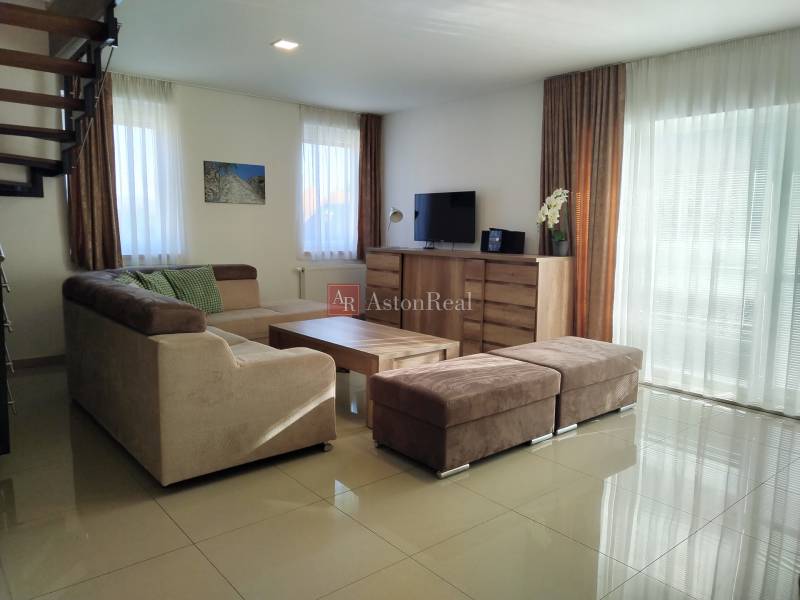 NOVOSTAVBA: 6-izbová CHATA, VL pozemok 484 m2 v Martine  - Obývacia izba v chate s pohovkou, televízorom a podlahou s dreveným dekorom.