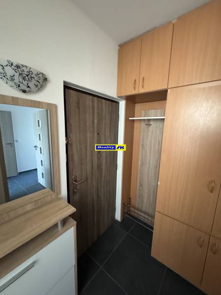 3 izbový zrekonštruovaný byt na prenájom - Martin - Vstupná hala s úložnými priestormi v 3-izbovom byte, podlaha s dreveným dekorom.