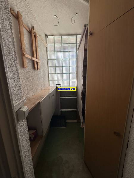 3 izbový zrekonštruovaný byt na prenájom - Martin - Úložný priestor v 3-izbovom byte s regálmi a presklenou stenou.