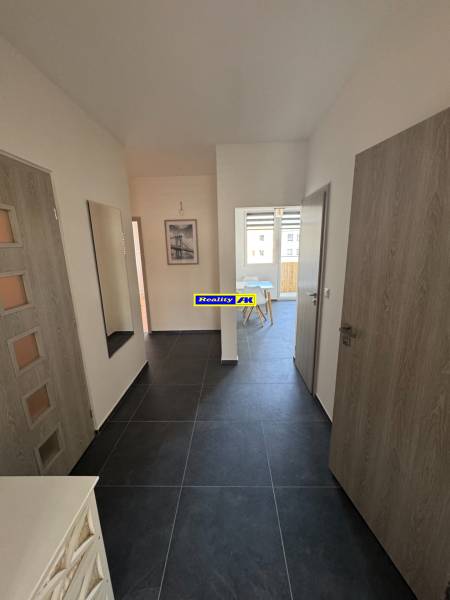 3 izbový zrekonštruovaný byt na prenájom - Martin - Vstupná chodba v 3-izbovom byte s tmavou podlahou a svetlými stenami.