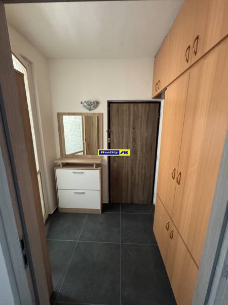 3 izbový zrekonštruovaný byt na prenájom - Martin - Chodba s tmavou dlažbou a vstavanou skriňou v 3-izbovom byte.