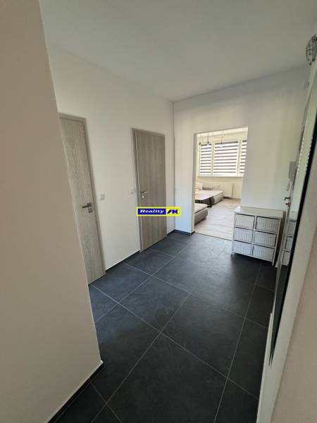 3 izbový zrekonštruovaný byt na prenájom - Martin - Vstupná chodba v 3-izbovom byte s tmavou dlažbou a svetlými dverami.