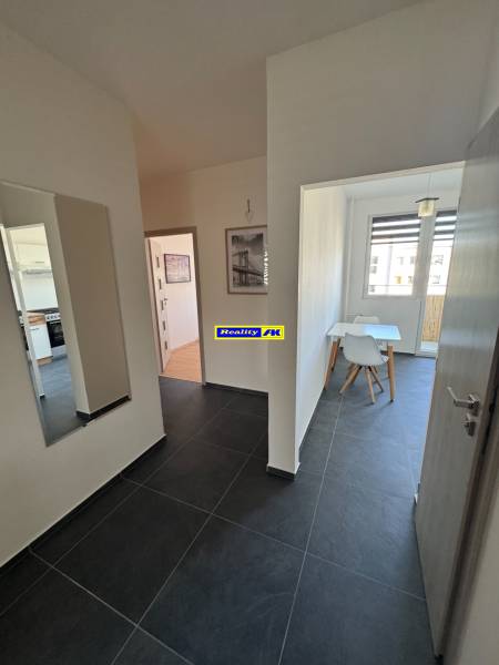 3 izbový zrekonštruovaný byt na prenájom - Martin - Chodba s tmavou dlažbou a jedálňou v 3-izbovom byte.