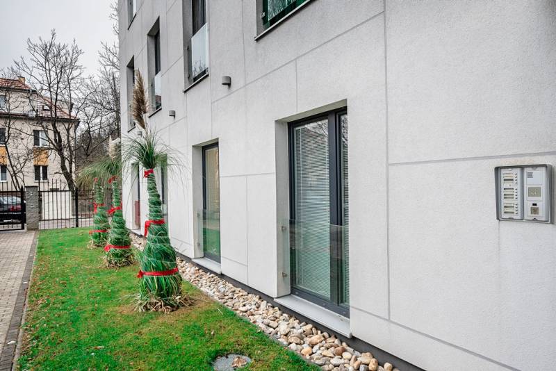 Na prenájom kancelária  15 m²,  v novostavbe, Odborárska ulica, voľná - Fasáda budovy na Odborárskej ulici v Bratislave - Novom Meste s upravenou zeleňou.